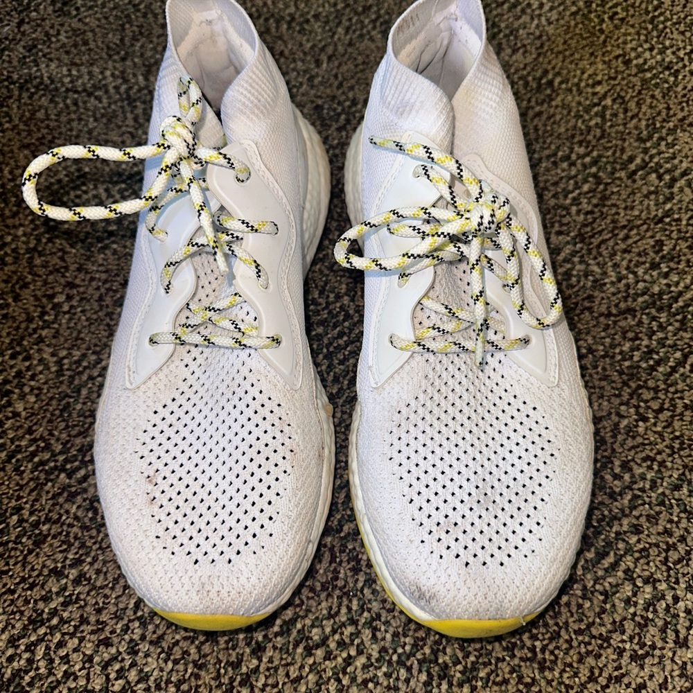 White Athletic Sneakers with Yellow Accents Columbia